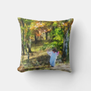 Coussin Petite Fille Marchant dans les Bois d'Automne