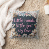 Coussin Petites mains petits pieds (Couverture)