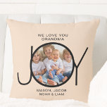 Coussin Petits-enfants personnalisés Noms Photo Grand-mère<br><div class="desc">Cette simple et élégante photo jetez oreiller pour votre grand-mère est décorée avec le mot JOY et dit "We Love You Grandma" sur un arrière - plan crème. Facilement personnalisable avec votre photo et les noms de petits-enfants. Fait un cadeau parfait pour grand-mère.</div>
