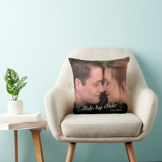 Coussin Photo/Date personnalisée côte à côte (Chaise)