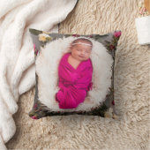 Coussin Photo de bébé fille au monogramme rose (Couverture)