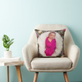Coussin Photo de bébé fille au monogramme rose (Chaise)