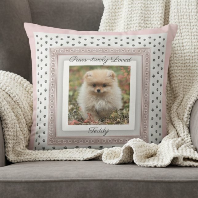 Coussin Photo de chien de compagnie avec empreinte chic (Detailed close-up of a personalized "Paws-itively Loved" pet pillow on a chic grey accent chair.)