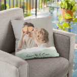 Coussin Photo de famille moderne et nom personnalisé Monna<br><div class="desc">Présentation de la photo familiale moderne et cadeau de nom personnalisé de marque! Ce cadeau unique et réfléchi est conçu pour célébrer et chérir les moments spéciaux de votre famille.Offrez le cadeau de souvenirs chéris et de douceur personnalisée avec la photo de famille moderne et le cadeau de nom personnalisé...</div>