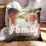 Coussin Photo de famille Retro<br><div class="desc">Célébrez des souvenirs intemporels avec notre oreiller Retro Family Photo Throw, avec un design d'inspiration vintage avec typographie personnalisée et une superposition de texte. Personnalisez-le avec deux photos de couple pour un gardien élégant, parfait pour les mariages ou les anniversaires. Il ajoutera également une touche de charme rétro à votre...</div>