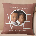 Coussin Photo de papa personnalisée<br><div class="desc">This We Love You Dad Photo Coussin est décoré avec le mot LOVE dans la typographie blanche sur un arrière - plan marron. Facilement personnalisable avec votre photo et votre nom. Parfait comme cadeau de Fête des pères.</div>
