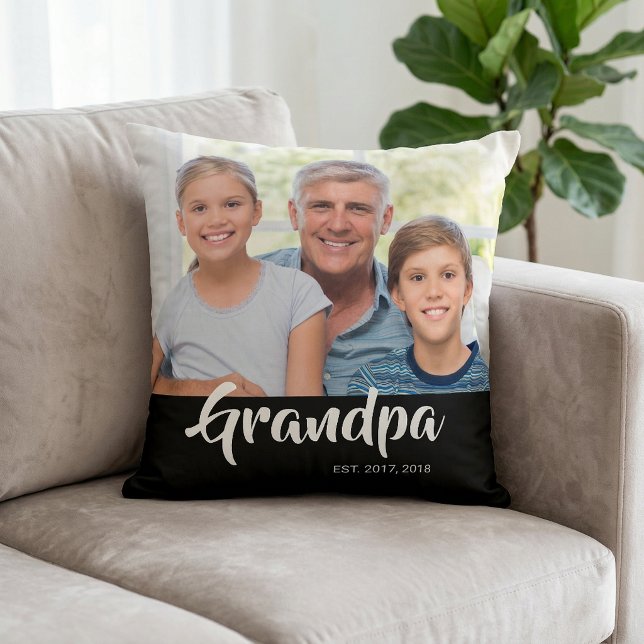 Coussin Photo de script moderne noir établi par grand-père (Grandpa Established Black Modern Script Photo Throw Pillow)
