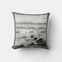 Photo en noir et blanc des vagues de l'océan Atlan