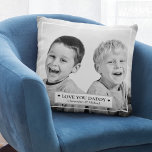 Coussin Photo et message personnalisés<br><div class="desc">Ce beau coussin avec une photo de deux enfants et un message qui dit,  'Aimez-vous papa' et les noms des garçons peuvent être facilement customisés avec votre propre photo et message personnel.</div>