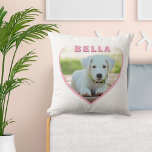 Coussin Photo et nom personnalisés du chien dans le coeur<br><div class="desc">Photo de chien personnalisée et nom en Coeur Rose Jetez l'oreiller. Une photo en forme de coeur rose. Ajoutez la photo et le nom du chien et faites un coussin personnalisé.</div>