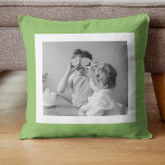 Coussin Photo Famille Moderne Vert Simple Lovely Cadeau<br><div class="desc">Photo Famille Moderne Vert Simple Lovely Cadeau</div>
