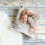 Coussin Photo moderne et ce qui compte le plus Citation po<br><div class="desc">Voici le produit "Modern Photo & What Matters Most Positive Quote", disponible exclusivement sur Zazzle ! Ce produit unique et inspirant combine la puissance de la photographie moderne avec une citation positive qui nous rappelle ce qui compte vraiment dans la vie.Le produit "Photo moderne et ce qui compte le plus...</div>