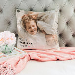 Coussin Photo moderne et ce qui compte le plus Citation po<br><div class="desc">Voici le produit "Modern Photo & What Matters Most Positive Quote", disponible exclusivement sur Zazzle ! Ce produit unique et inspirant combine la puissance de la photographie moderne avec une citation positive qui nous rappelle ce qui compte vraiment dans la vie.Le produit "Photo moderne et ce qui compte le plus...</div>