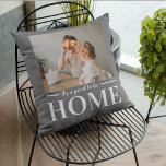 Coussin Photo moderne Gris C'est bien d'être à la maison C<br><div class="desc">Photo moderne Gris C'est bien d'être à la maison Citation Cadeau</div>