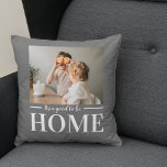 Coussin Photo moderne Gris C'est bien d'être à la maison C<br><div class="desc">Photo moderne Gris C'est bien d'être à la maison Citation Cadeau</div>