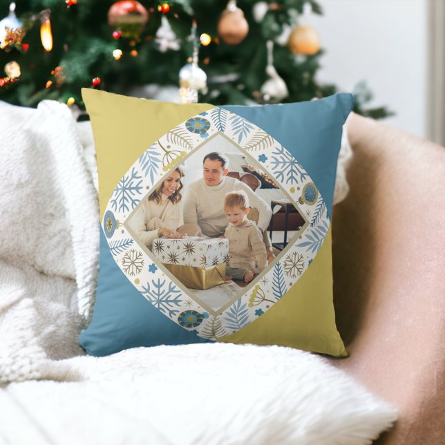 Coussin Photo moderne personnalisée de Noël (Christmas Personalized Modern Photo Throw Pillow from Ricaso. Blue and yellow design. Photo gifts)