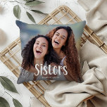Coussin Photo personnalisée de SISTERS mignon cadeau Soeur<br><div class="desc">Ce coussin photo adorable et personnalisé est une façon charmante de rappeler à votre soeur le lien spécial que vous partagez. Il suffit de télécharger une image, de customiser le texte, et de choisir un jeu de couleurs unique. C'est le cadeau idéal pour Noël ou les anniversaires - ou n'importe...</div>