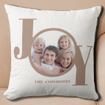 Coussin Photo personnalisée des Fêtes de Noël modernes<br><div class="desc">Ce Coussin photo de Noël moderne est décoré du mot JOY en beige sur un arrière - plan blanc. Facilement personnalisable avec votre photo et votre nom.</div>