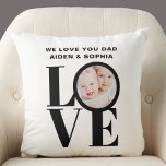 Coussin Photo personnalisée Nous t'aimons Papa Fête des pè<br><div class="desc">This We Love You Dad Photo Coussin est décoré avec le mot LOVE dans une typographie noire audacieuse. Facilement personnalisable avec votre photo et votre nom. Fait un grand cadeau de Fête des pères.</div>