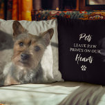 Coussin photo pour animaux | Hommage Empreinte de<br><div class="desc">Un coussin hommage avec une photo de votre animal de compagnie bien-aimé d'un côté avec le texte "Les animaux laissent des empreintes de pattes sur notre coeur" de l'autre.</div>