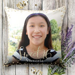 Coussin Photo Sweet 16 Black Gold Parties scintillant Anni<br><div class="desc">"Bonne Douce 16". Laissez votre fille d'anniversaire préférée être fière, réjouissez-vous et présentez leur jalon avec cet oreiller jetant une photo fillette, étourdissante, simple, moderne, gardée. La typographie de script de parties scintillant d'or et les confettis et une photo de votre choix superposent un arrière - plan noir. Personnalisez le...</div>