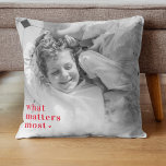 Coussin Photo tendance et ce qui compte le plus RedQuote p<br><div class="desc">Capturez l'essence des beaux moments de la vie avec nos produits exclusifs Tendance Photo & What Matters Most Positive Red. Inspirez positivité et style dans votre vie quotidienne avec cette collection unique qui mêle harmonieusement tendances modernes et sentiments intemporels. Que vous soyez en train de vous faire plaisir ou de...</div>