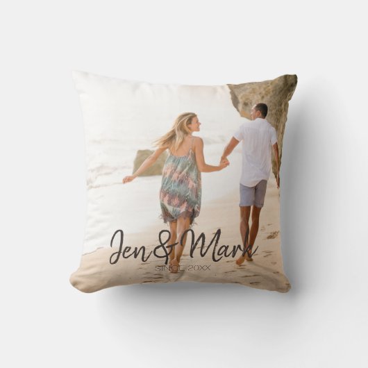 Coussin Photo volée. La typographie du nom et de l'année. (Recto)