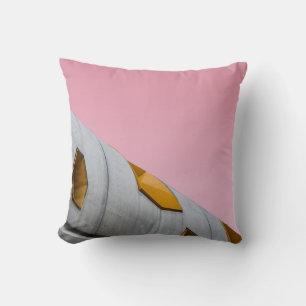 COUSSIN PHOTOGRAPHIE À FAIBLE ANGLE DU BÂTIMENT GRIS