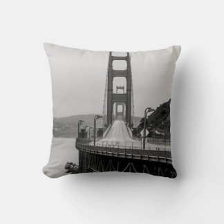 COUSSIN PHOTOGRAPHIE GRASCALE DU PONT CÂBLE