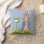 Coussin Pierre le lapin dans son jardin (Couverture)
