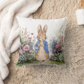 Coussin Pierre le lapin dans son jardin No 2 (Couverture)