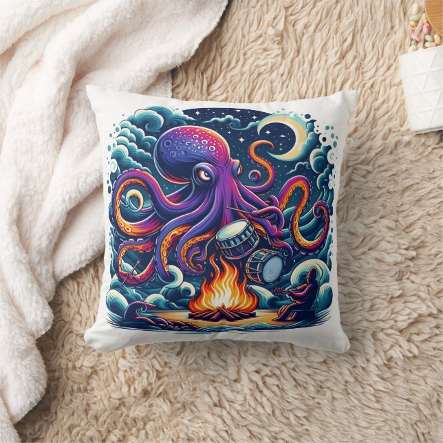Coussin Pieuvre Jouant Des Tambours Par Moonlit Campfire (Couverture)