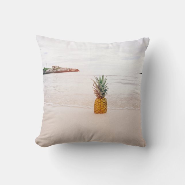 Coussin Pineapple on sand near beach (Recto)