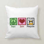 Coussin Pingouins mignons<br><div class="desc">Un signe de paix,  un coeur et un joli pingouin. Pingouins Peace Love. Les animaux mignons sont les meilleurs.</div>