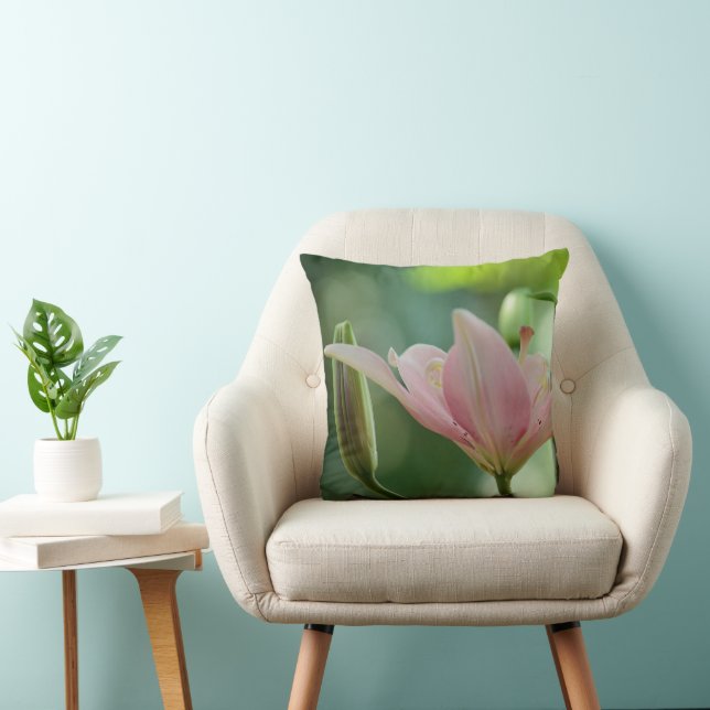 Coussin Pink Lily par Shirley Taylor (Chaise)
