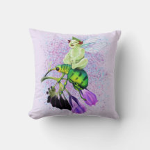 Pixie de bébé riant chevauchant un scarabée