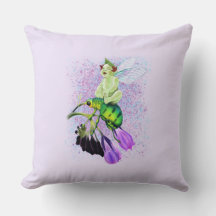 Pixie de bébé riant chevauchant un scarabée