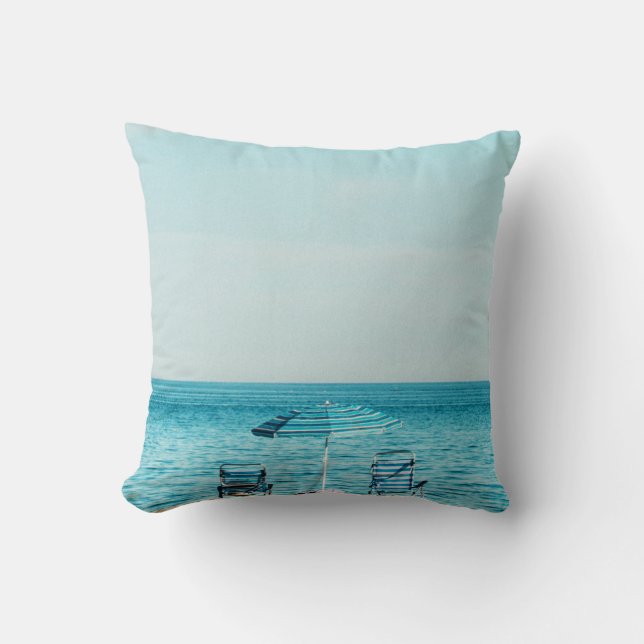 Coussin Plage avec le parasol et le bel horizon - (Recto)