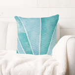 Coussin Plage tropicale côtière de Shell Abstraite<br><div class="desc">L'élégant oreiller côtier à jetons en coton présente un design abstrait de coquille d'aquarelle en bleu océanique et turquoise tropicale. Parfait pour une maison de plage,  location de vacances et décoration de maison nautique.</div>