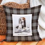 Coussin Plaid de buffle gris et noir | Photo de famille<br><div class="desc">Ce coussin branché et rustique présente votre photo personnelle dans un cadre simple avec votre nom de famille sur un arrière - plan motif de buffle gris et noir.</div>