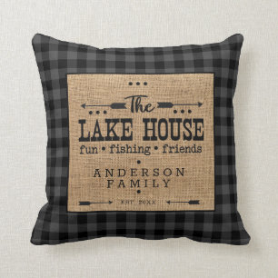 Coussin Plaid de maison au bord d'un lac au nom de famille