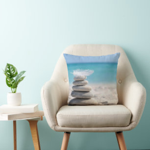 Coussin Plume blanc sur un cairn de plage