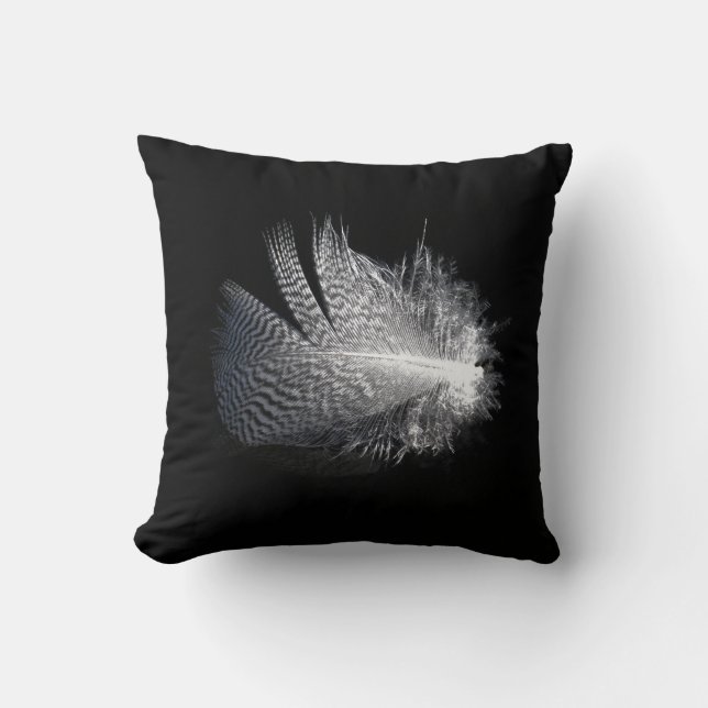 Coussin Plume rayée noir et blanc flottant sur un étang (Recto)