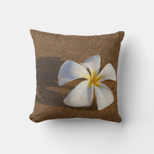 Coussin Plumeria sur une plage de sable, Maui, Hawaï, État