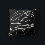 Coussin Plumes Abstraites noir et blanc<br><div class="desc">L'oreiller à jetons moderne présente une composition abstraite en plumes en noir et blanc. Reversible. Design abstrait linéaire organique en plumes en blanc sur l'avant; noir solide sur l'arrière. Un coussin décoratif moderne pour votre salon ou un canapé de chambre familiale, un élégant coussin d'accent pour votre chambre ou chaise...</div>