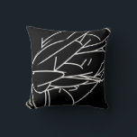 Coussin Plumes Abstraites noir et blanc<br><div class="desc">L'oreiller à jetons moderne présente une composition abstraite en plumes en noir et blanc. Reversible. Design abstrait linéaire organique en plumes en blanc sur l'avant; noir solide sur l'arrière. Un coussin décoratif moderne pour votre salon ou un canapé de chambre familiale, un élégant coussin d'accent pour votre chambre ou chaise...</div>