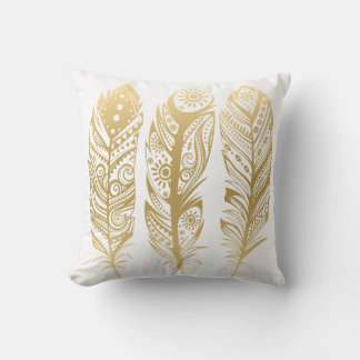 Coussin Plumes tribales d'or sur Arrière - plan blanc et n
