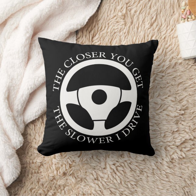 Coussin Plus vous vous rapprochez, plus je conduis lenteme (Couverture)