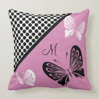 Point de polka de papillon sur le monogramme rose
