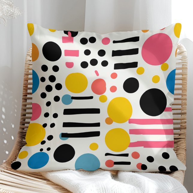 Coussin Points et Lignes Colorés Éclectiques Rétro (Retro Eclectic Colorful Dots and Lines Throw Pillow in a sunny rattan armchair)